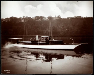 Vista dello yacht Coronet del New York Yacht, Launch und Engine Co. sul fiume Harlem, New York, 1905